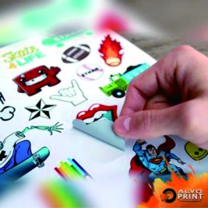Adesivo promocional branco Vinil promocional 08 brilho Tamanhos variados 4x0 Impressão Solvente Sem refile, impressão padrão 